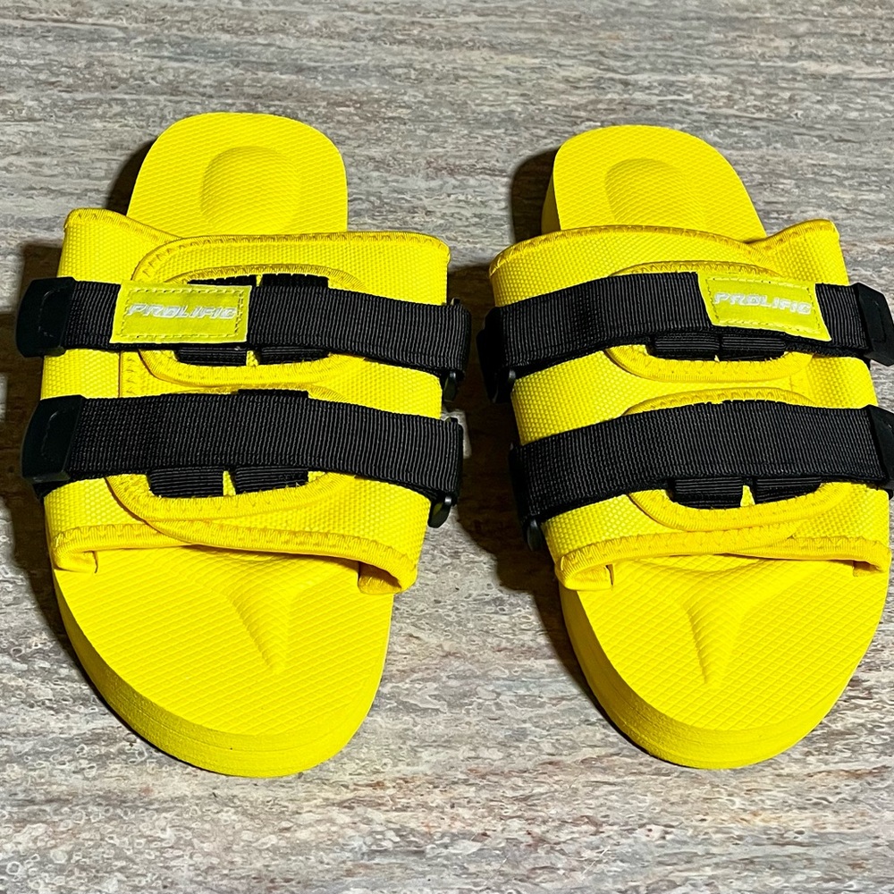 NWOB Prolific Yellow Velcro Men’s Sandals with Adjustable Straps